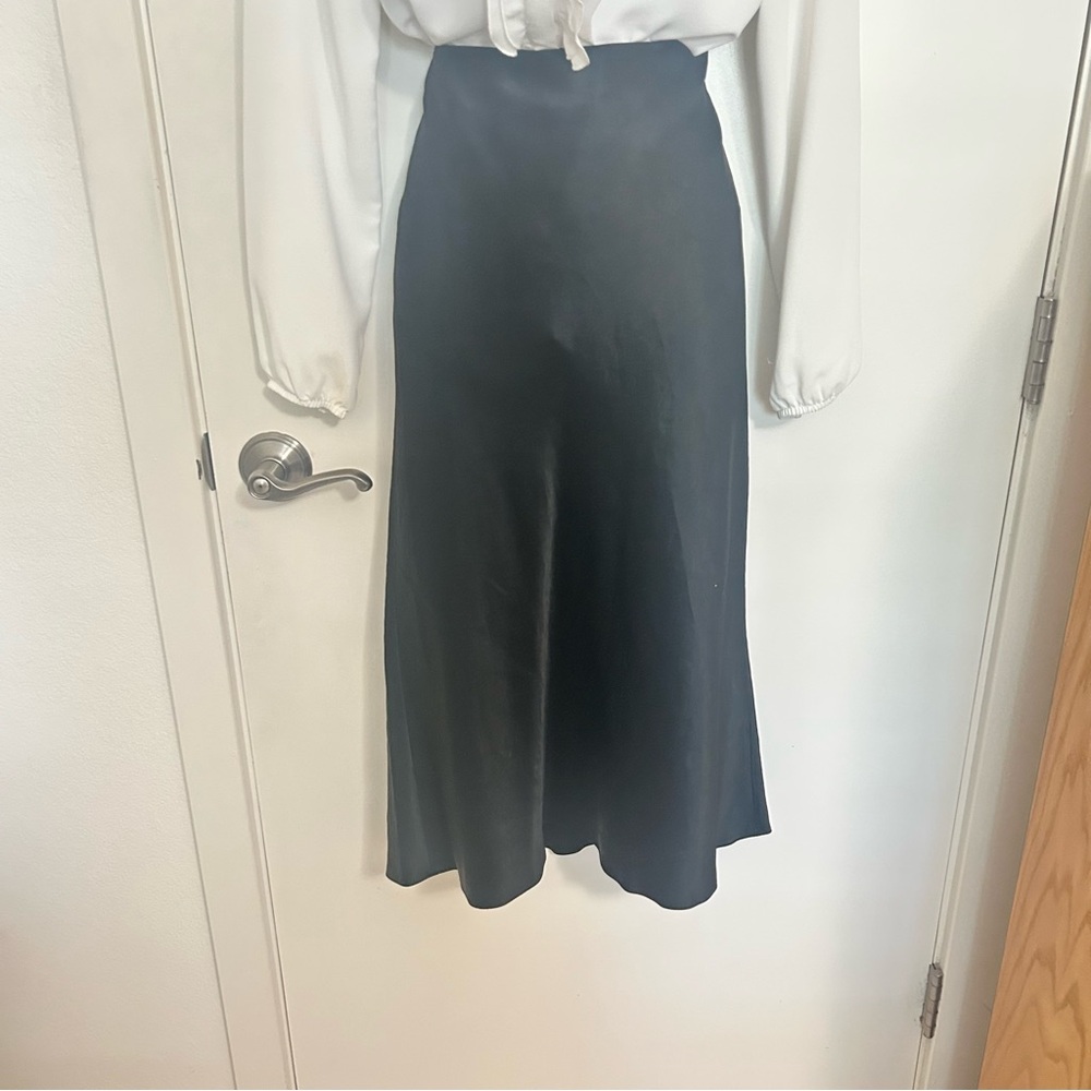 NWT Max Studio Gunmetal Metallic (Gray)
Maxi Skirt Sz: M